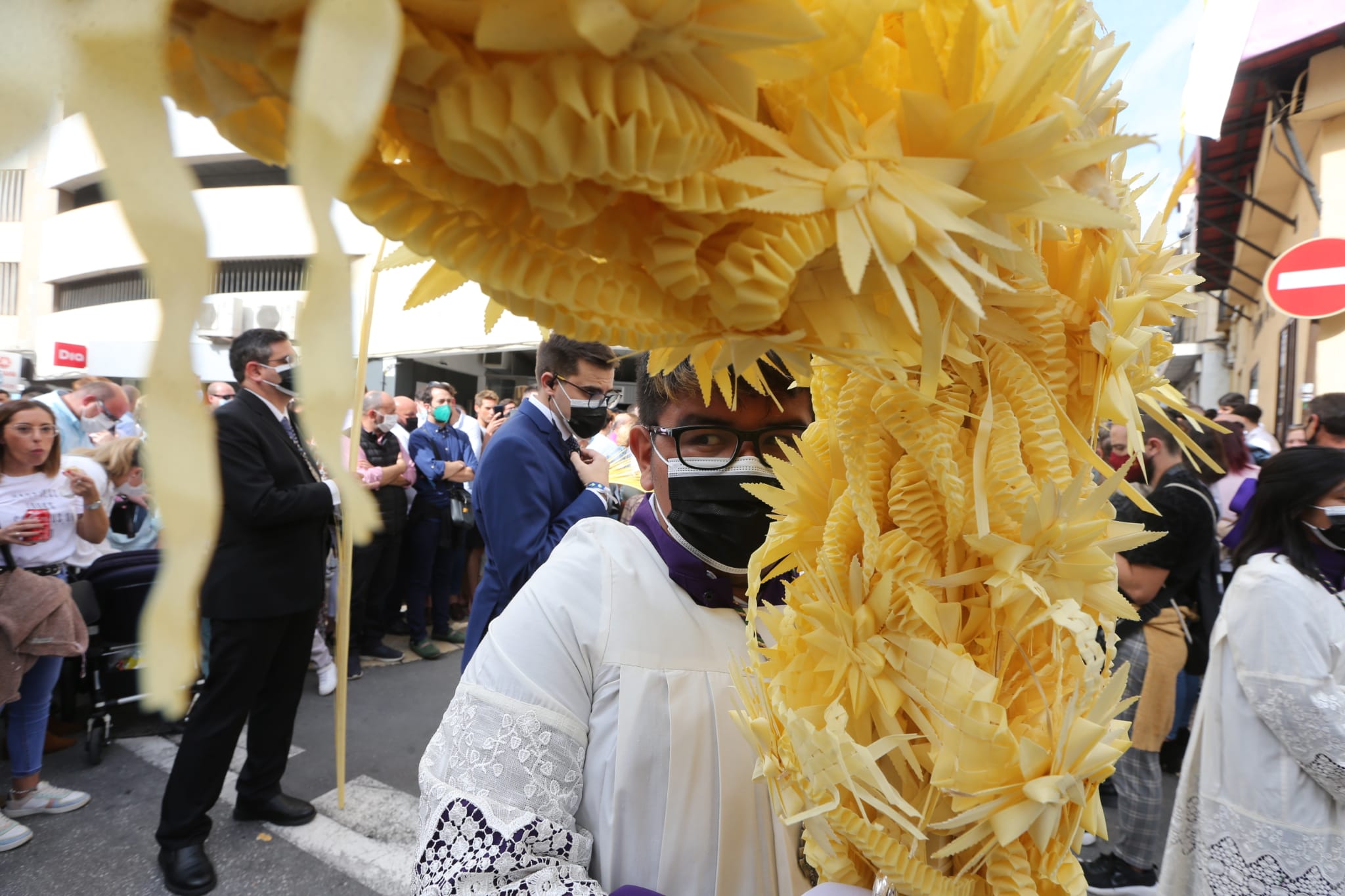 Dieciséis tronos recorren la ciudad para conmemorar el centenario de la Agrupación de Cofradías de Málaga en un evento histórico. En la imagen, Pollinica.