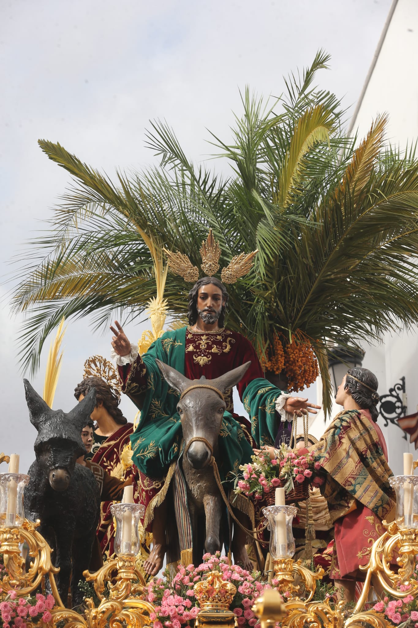 Dieciséis tronos recorren la ciudad para conmemorar el centenario de la Agrupación de Cofradías de Málaga en un evento histórico. En la imagen, Pollinica.