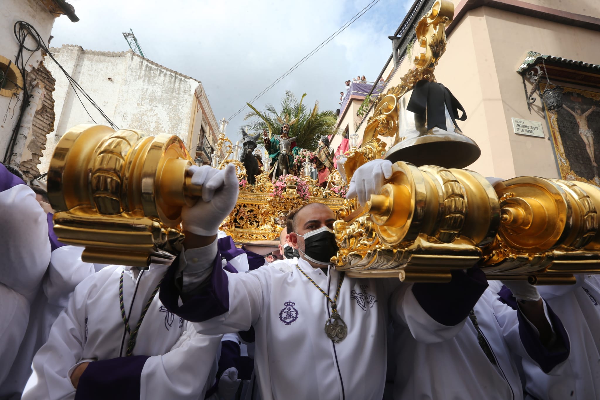 Dieciséis tronos recorren la ciudad para conmemorar el centenario de la Agrupación de Cofradías de Málaga en un evento histórico. En la imagen, Pollinica.