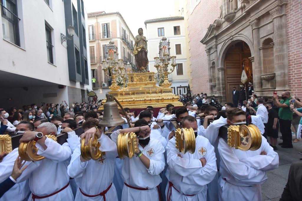 Dieciséis tronos recorren la ciudad para conmemorar el centenario de la Agrupación de Cofradías de Málaga en un evento histórico. En la imagen, Resucitado.