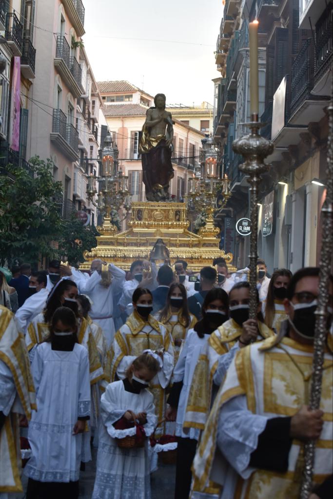 Dieciséis tronos recorren la ciudad para conmemorar el centenario de la Agrupación de Cofradías de Málaga en un evento histórico. En la imagen, Resucitado.