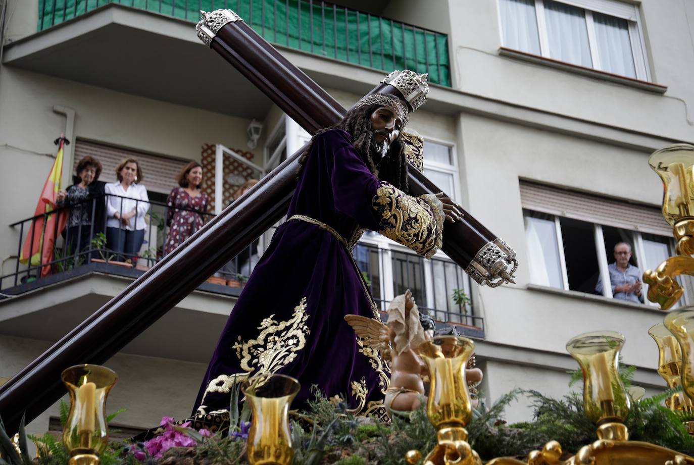 Dieciséis tronos recorren la ciudad para conmemorar el centenario de la Agrupación de Cofradías de Málaga en un evento histórico. En la imagen, El Rico.