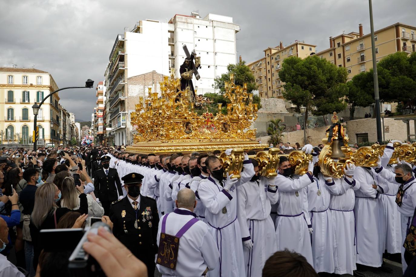 Dieciséis tronos recorren la ciudad para conmemorar el centenario de la Agrupación de Cofradías de Málaga en un evento histórico. En la imagen, El Rico.