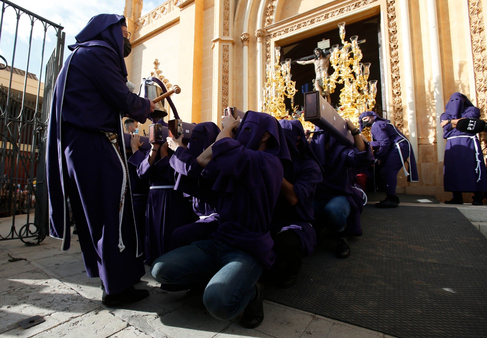 Dieciséis tronos recorren la ciudad para conmemorar el centenario de la Agrupación de Cofradías de Málaga en un evento histórico. En la imagen, Salud.