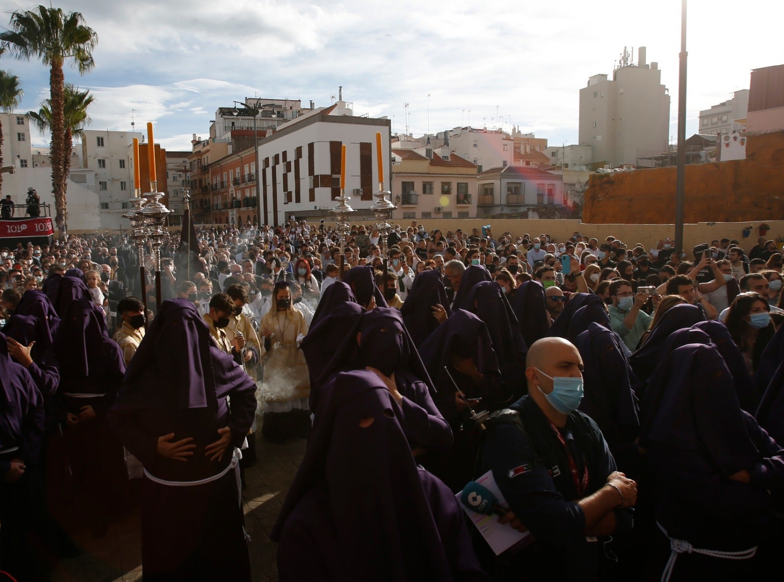 Dieciséis tronos recorren la ciudad para conmemorar el centenario de la Agrupación de Cofradías de Málaga en un evento histórico. En la imagen, Salud.