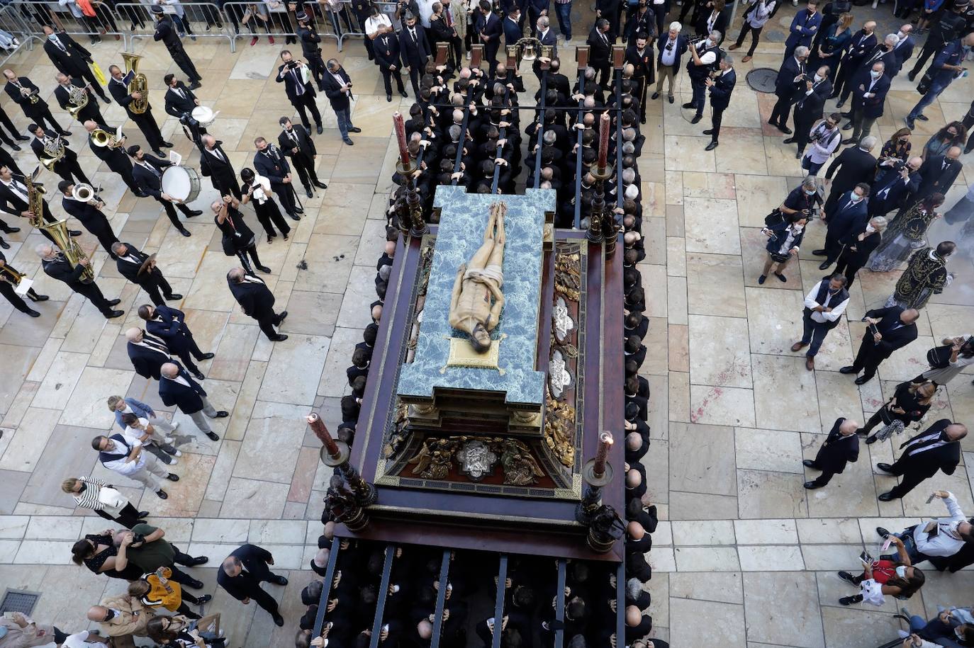 Dieciséis tronos recorren la ciudad para conmemorar el centenario de la Agrupación de Cofradías de Málaga en un evento histórico. En la imagen, Sepulcro.