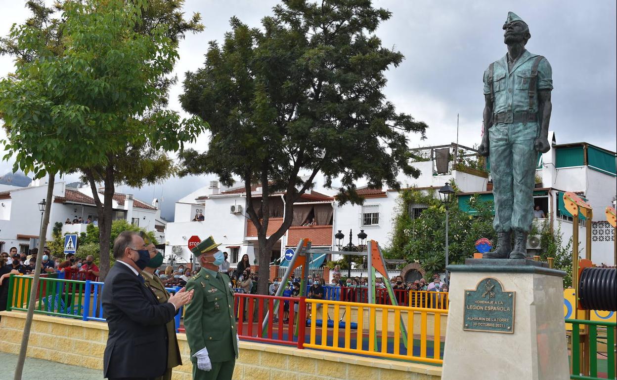 Alhaurín de la Torre rinde homenaje a la Legión con una escultura obra del sobrino de Paco Palma Burgos