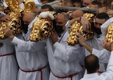 Imagen secundaria 1 - La Cofradía de la Cena, en procesión. 