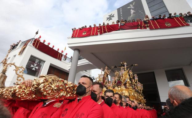 Imagen principal - La Exaltación, en procesión, este sábado. 