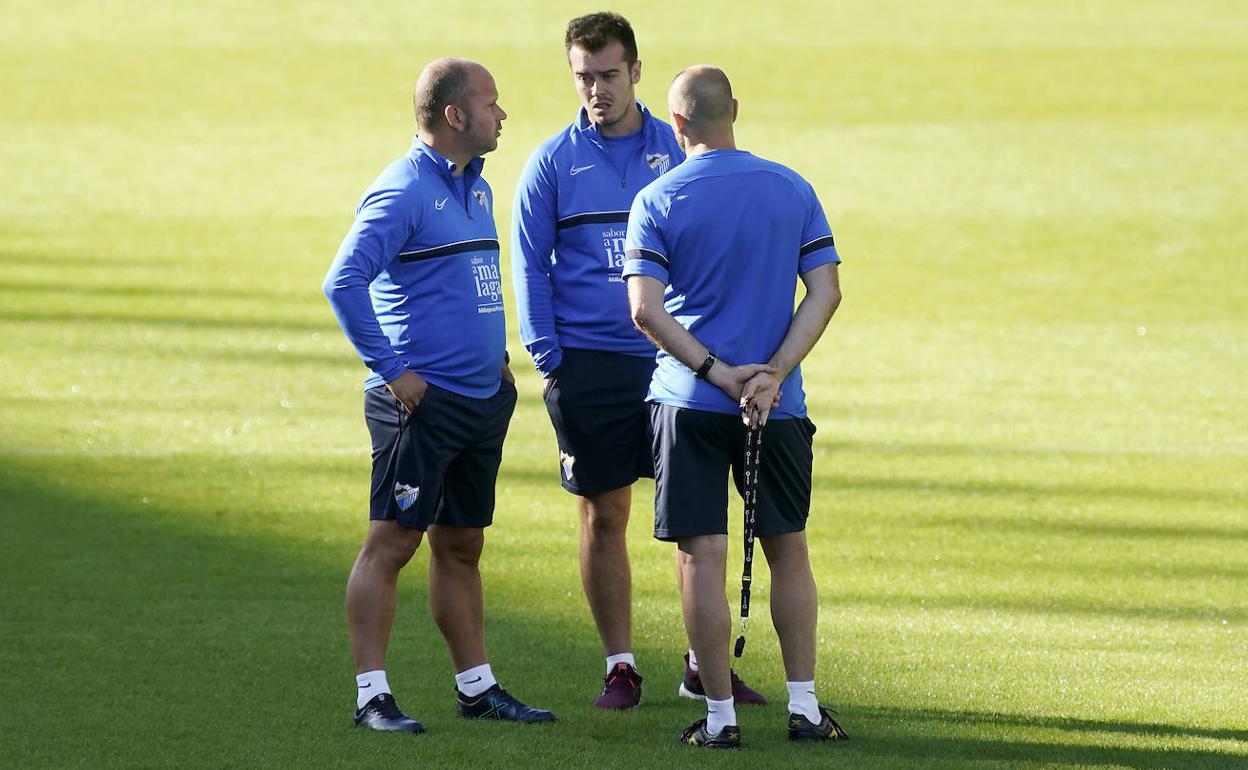 El entrenador del Málaga, José Alberto López, junto a sus dos ayudantes, Pablo Álvarez y Pedro García, esta semana en un entrenamiento en el estadio de La Rosaleda.