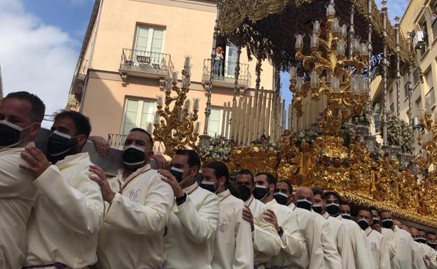 Imagen principal - Emocionada salida de la Virgen de Consolación y Lágrimas: «Un milagro ha hecho que pueda estar aquí»