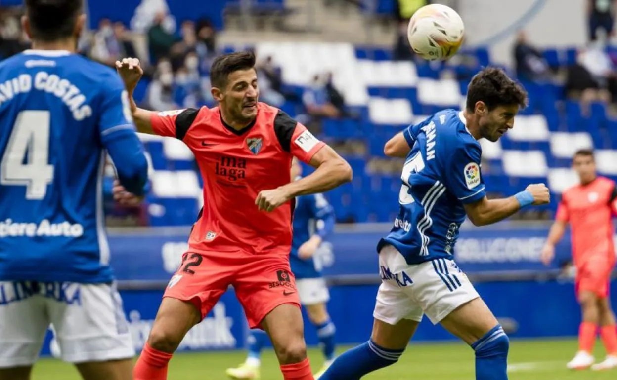 El jugador del Málaga, Pablo Chavarría, en una acción durante el partido contra el Oviedo.