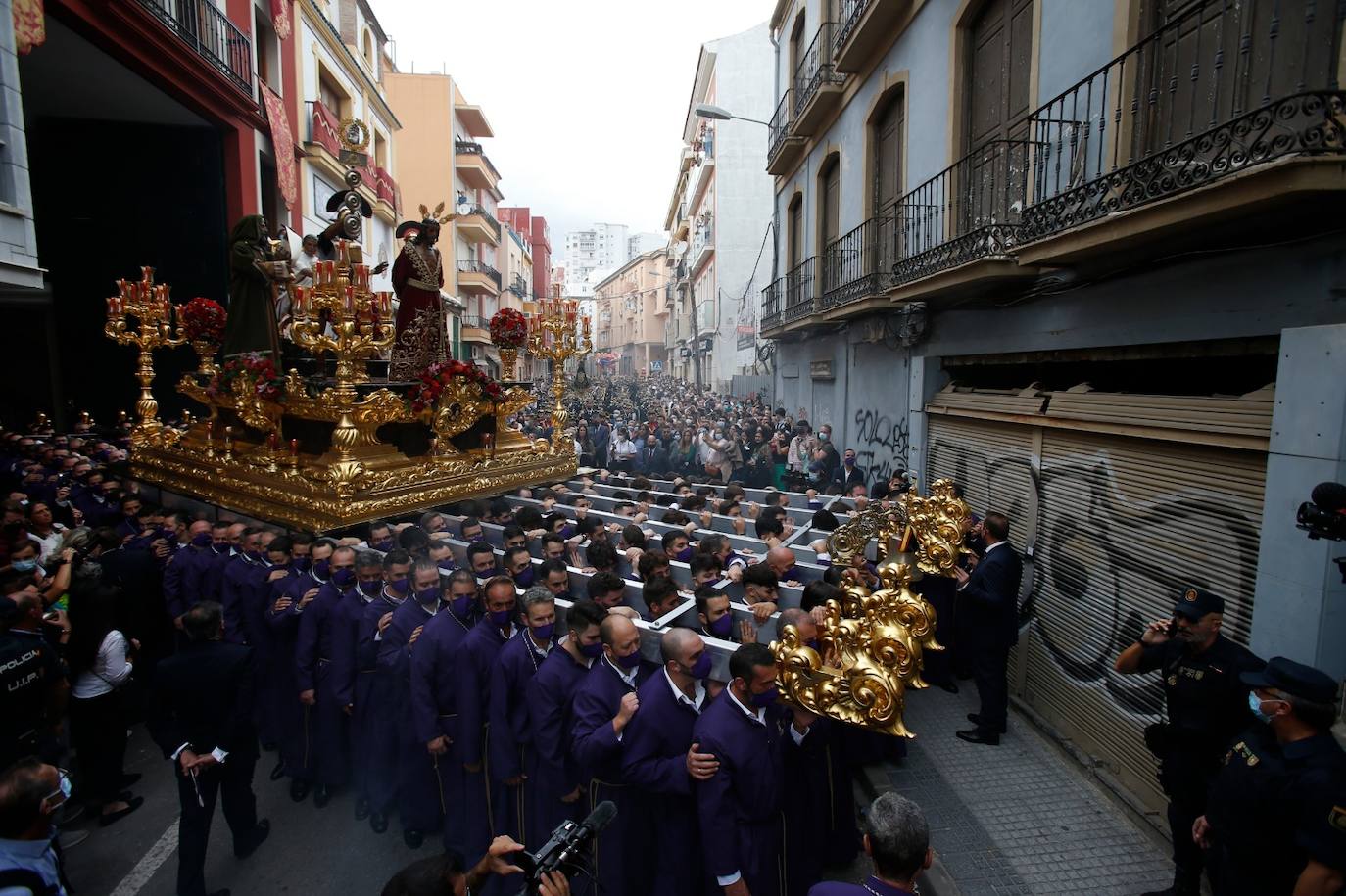 Salida del Cristo de la Sentencia en la magna. 