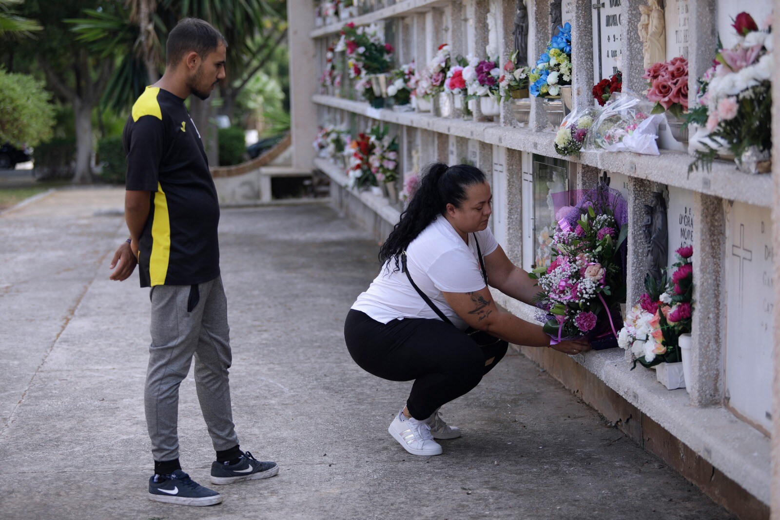 Los cementerios de la provincia vuelven a llenarse de malagueños para honrar la memorias de sus seres queridos, una actividad que el año pasado fue mucho menos multitudinaria por la pandemia. Imagen tomada en Parcemasa. 