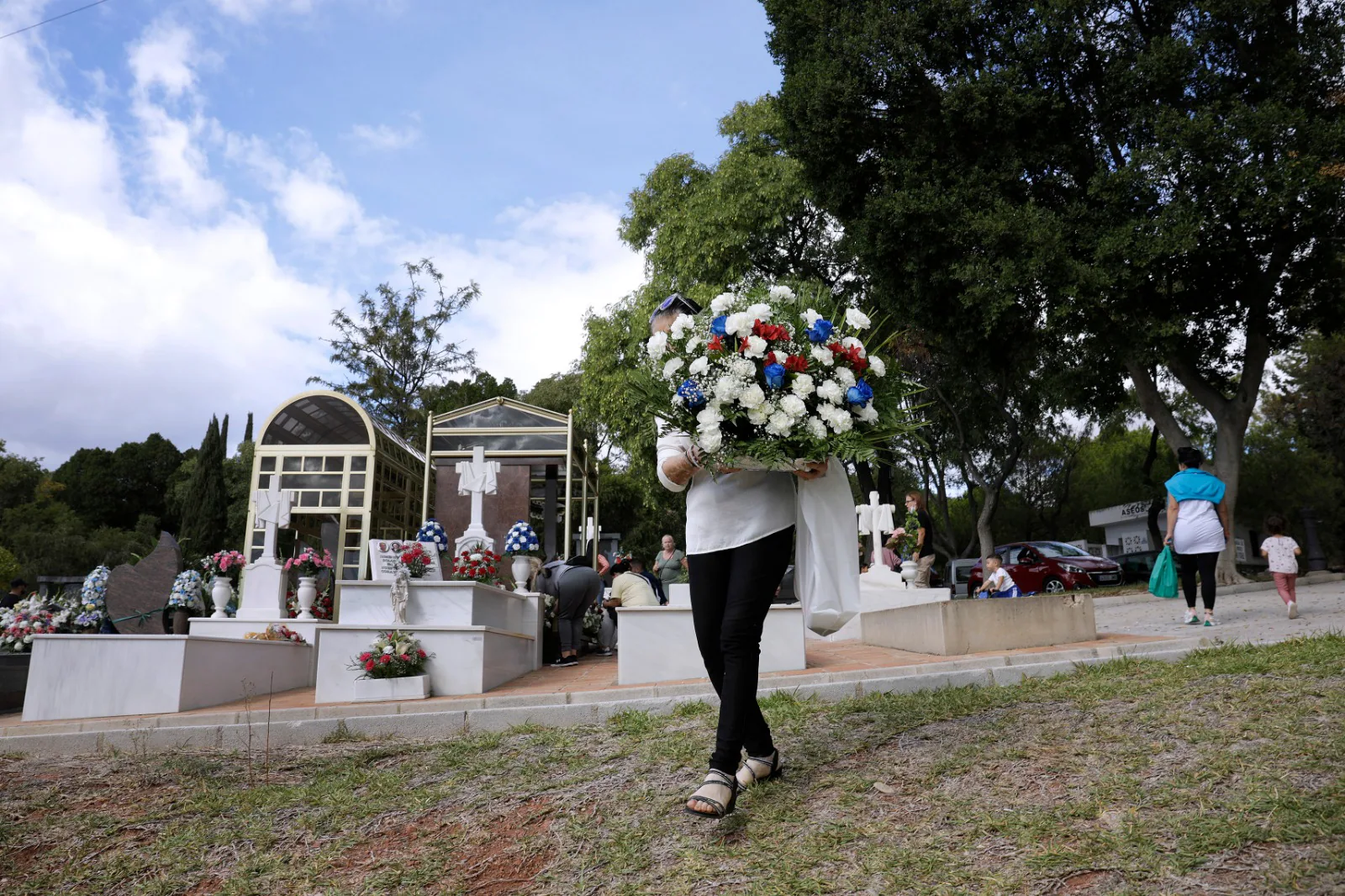 Los cementerios de la provincia vuelven a llenarse de malagueños para honrar la memorias de sus seres queridos, una actividad que el año pasado fue mucho menos multitudinaria por la pandemia. Imagen tomada en Parcemasa. 