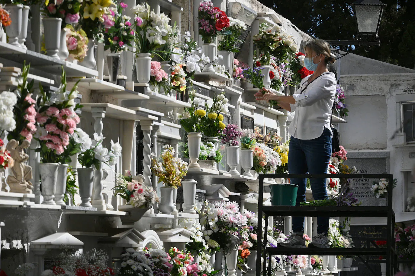 Los cementerios de la provincia vuelven a llenarse de malagueños para honrar la memorias de sus seres queridos, una actividad que el año pasado fue mucho menos multitudinaria por la pandemia. Imagen tomada en Marbella. 