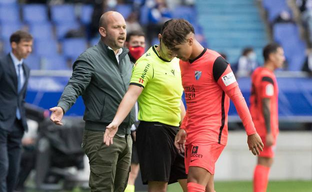 José Alberto protesta a los árbitros mientras Kevin es obligado a salir del campo al recibir asistencia médica.