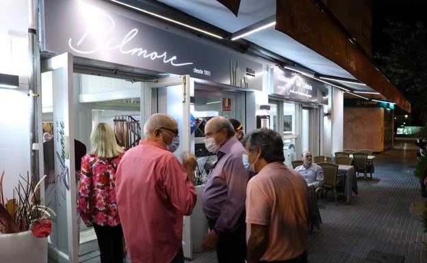 Imagen principal - Ambiente en la terraza del Bilmore. Antonio Castaño, Domingo Cerro, Maite Calduch y Carmen Giráldez. Carmen Torres, Puri Ruiz, David García, Virginia Quintero, José Ruiz y Adolfo Ruiz.