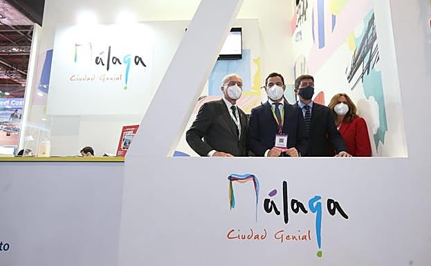 Francisco de la Torre junto a Juanma Moreno y Juan Marín, en el expositor de Málaga capital.