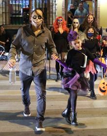 Imagen secundaria 2 - Miedo por un rato: Jonatan, David, Toni y Pepa fueron de los pocos particulares que crearon un escenario de terror en Churriana en el patio de su casa. Muelle Uno también acogió celebraciones. Churriana se adapta: Familias y pequeños caminaron por el municipio durante toda la tarde y acudieron a las actividades del pabellón de Las Pedrizas. 