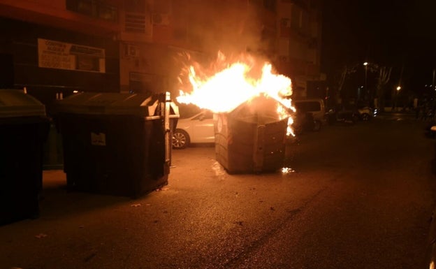 Imagen principal - Arriba, contenedor incendiado en Torre del Mar y abajo, un contenedor lanzado a la playa junto al Balcón de Europa y pintadas en la plaza de Cantarero. 