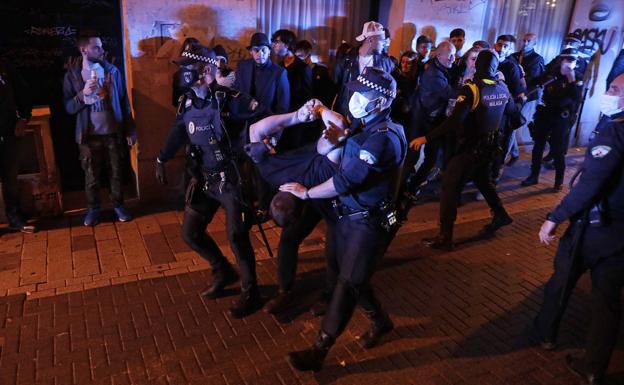 Una de las intervenciones de los agentes durante la noche.