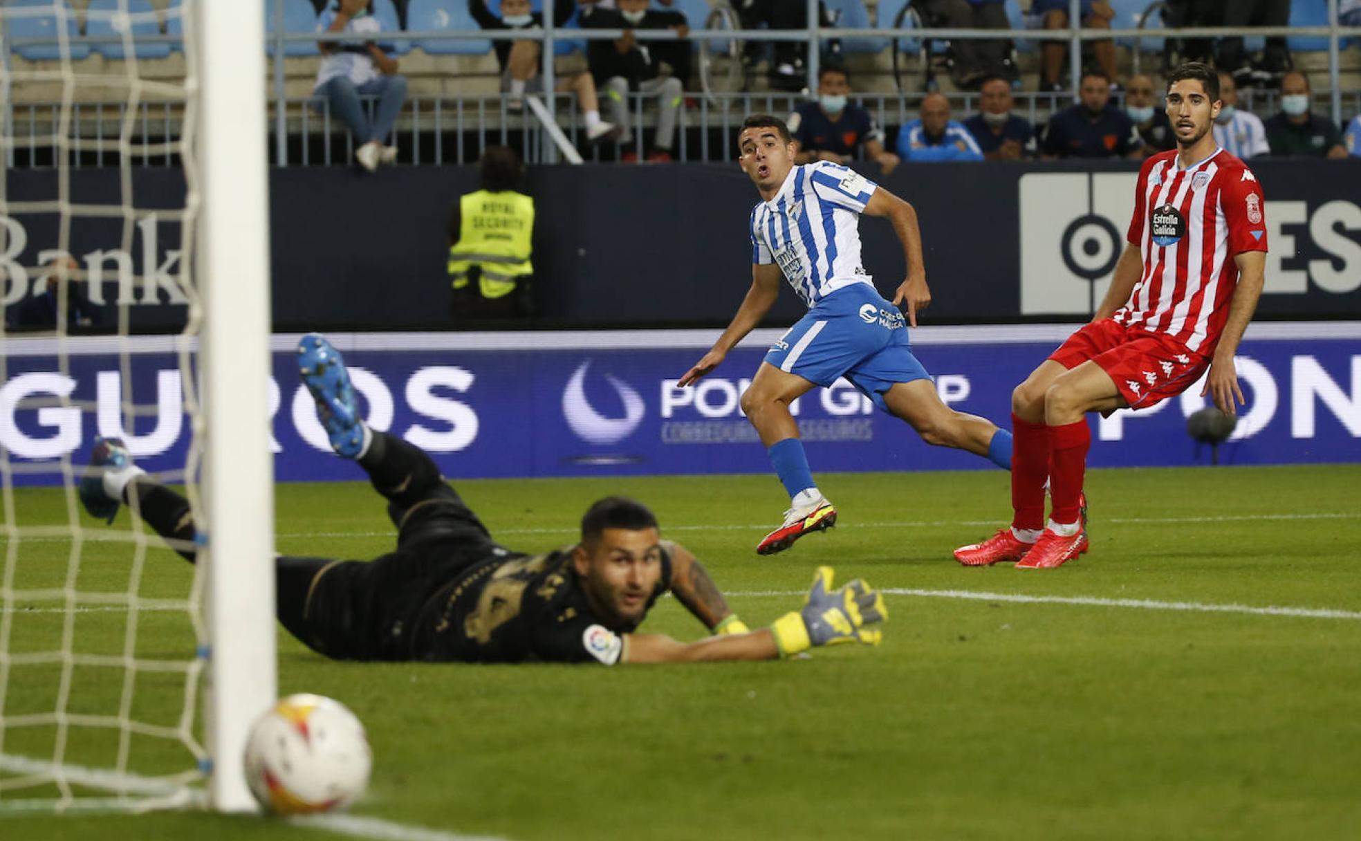 El jugador del Málaga, Víctor Gómez, protagoniza una ocasión clara de gol ante el Lugo, y que es desviada por el portero rival.