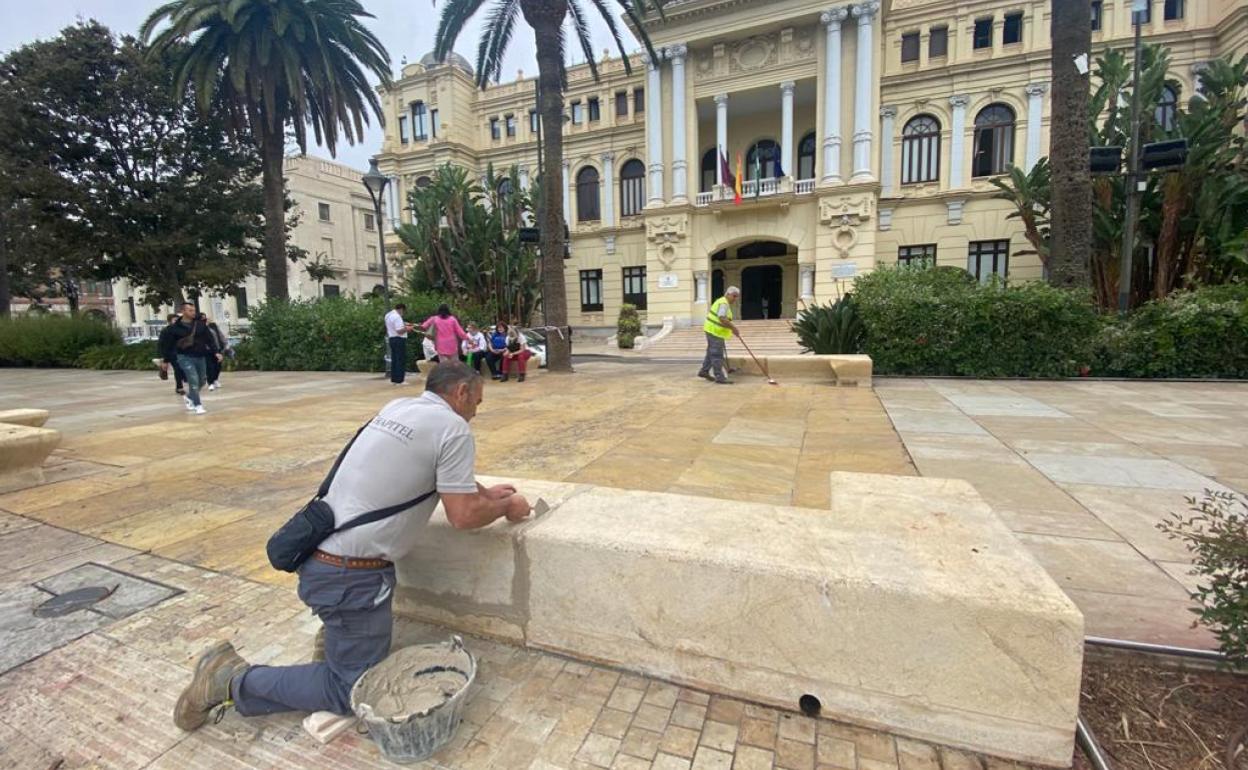 La firma Chapitel reponía ayer los módulos de los bancos del Parque.