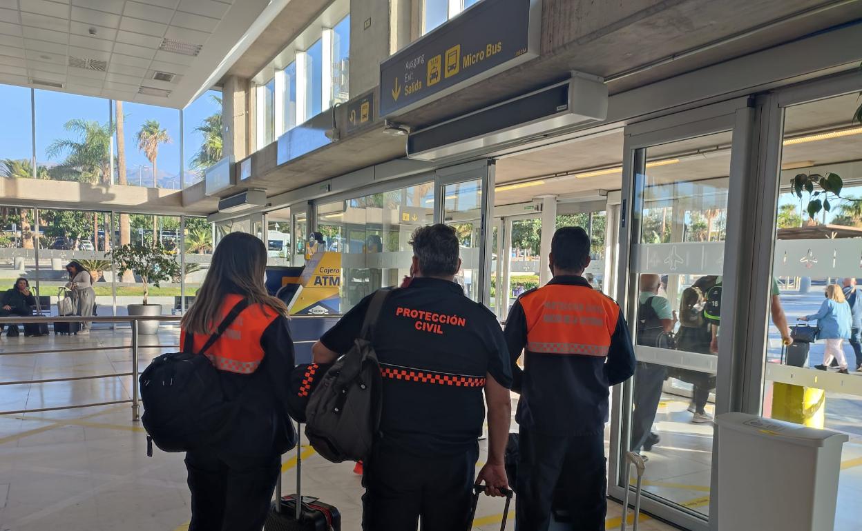 Voluntarios de Protección Civil de Rincón de la Victoria en el aeropuerto. 