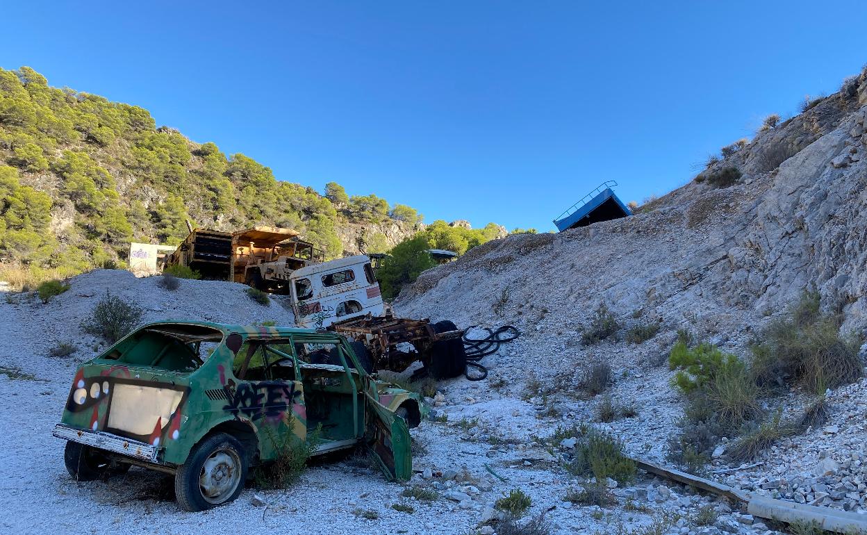 Varios de los vehículos de gran tonelaje abandonados en el parque natural desde hace dos décadas. 