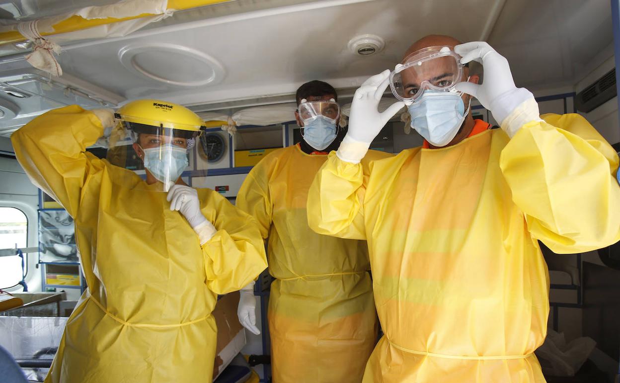 Imagen de tres profesionales sanitarios que toman muestras de Covid. 