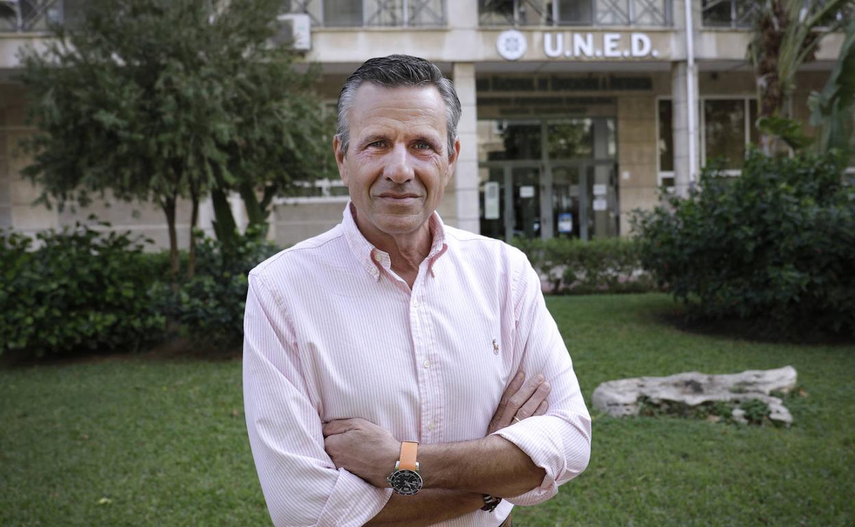 Luis Grau, director de UNED Málaga, ante su sede en la capital. 