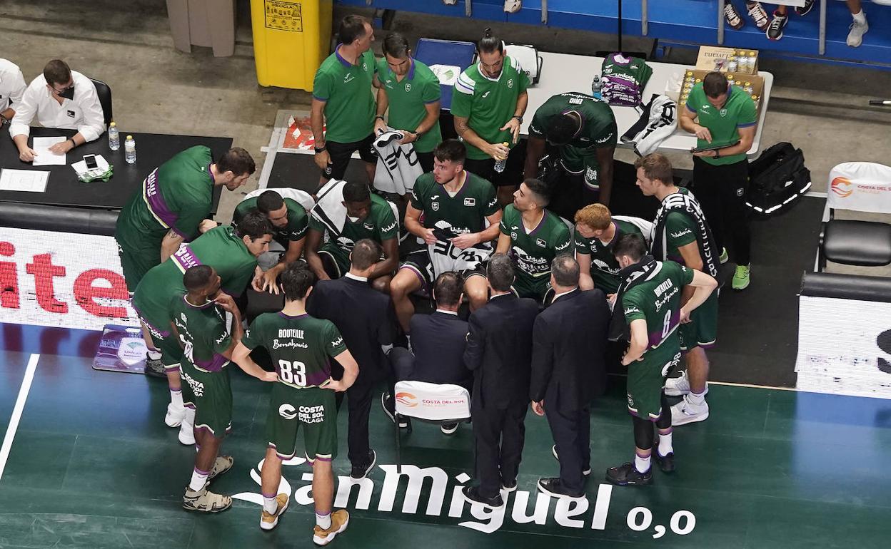 Un tiempo muerto de Katsikaris con sus jugadores en el duelo ante el Barça, el de peor nivel del Unicaja este curso en un primer cuarto. 