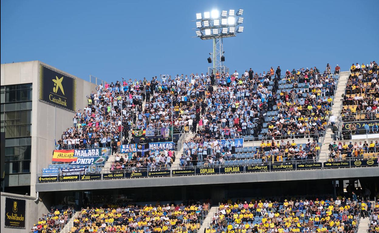 Imagen del último gran desplazamiento de aficionados malaguistas, en febrero de 2020 en Cádiz.