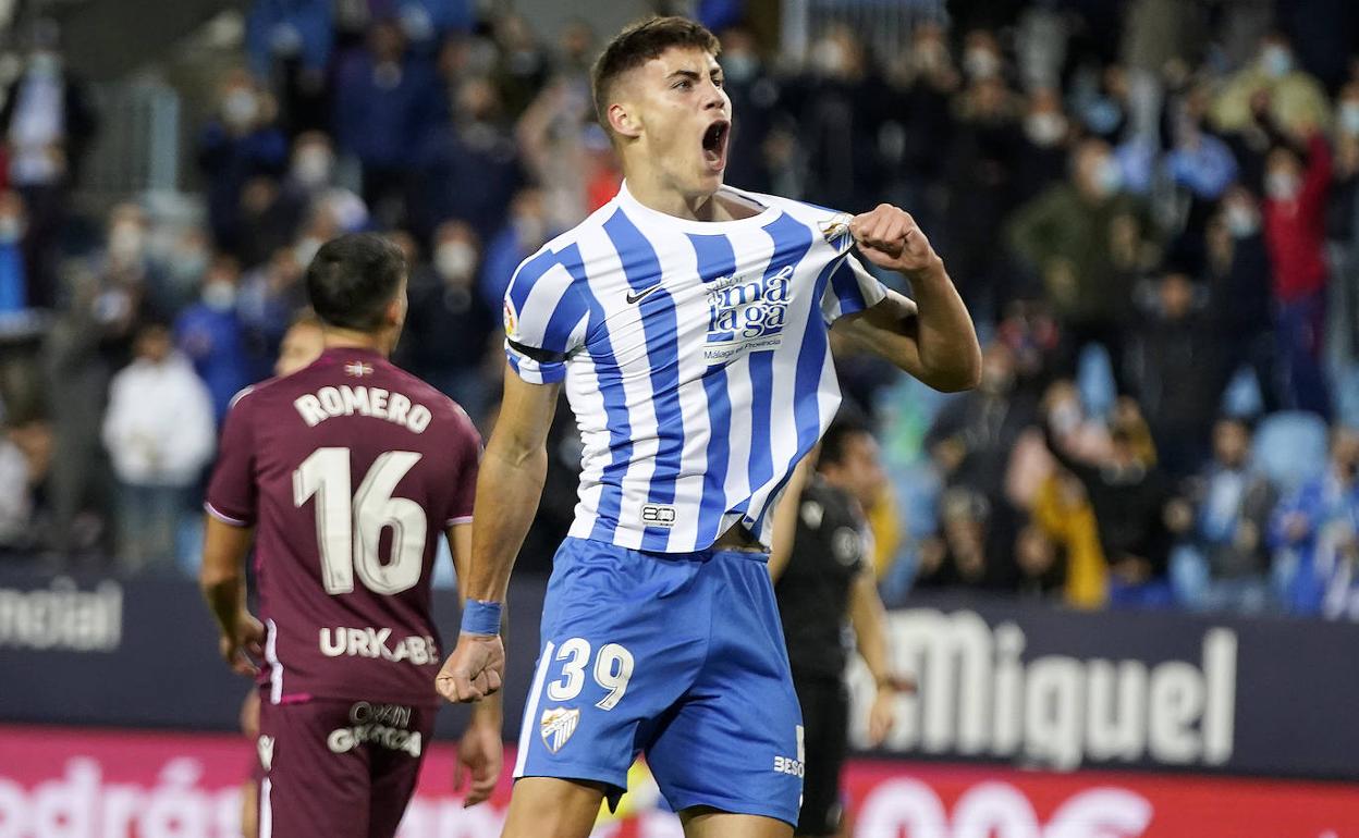 El jugador del Málaga, Roberto, celebra su primer gol en La Rosaleda con el primer equipo ante la Real Sociedad B.