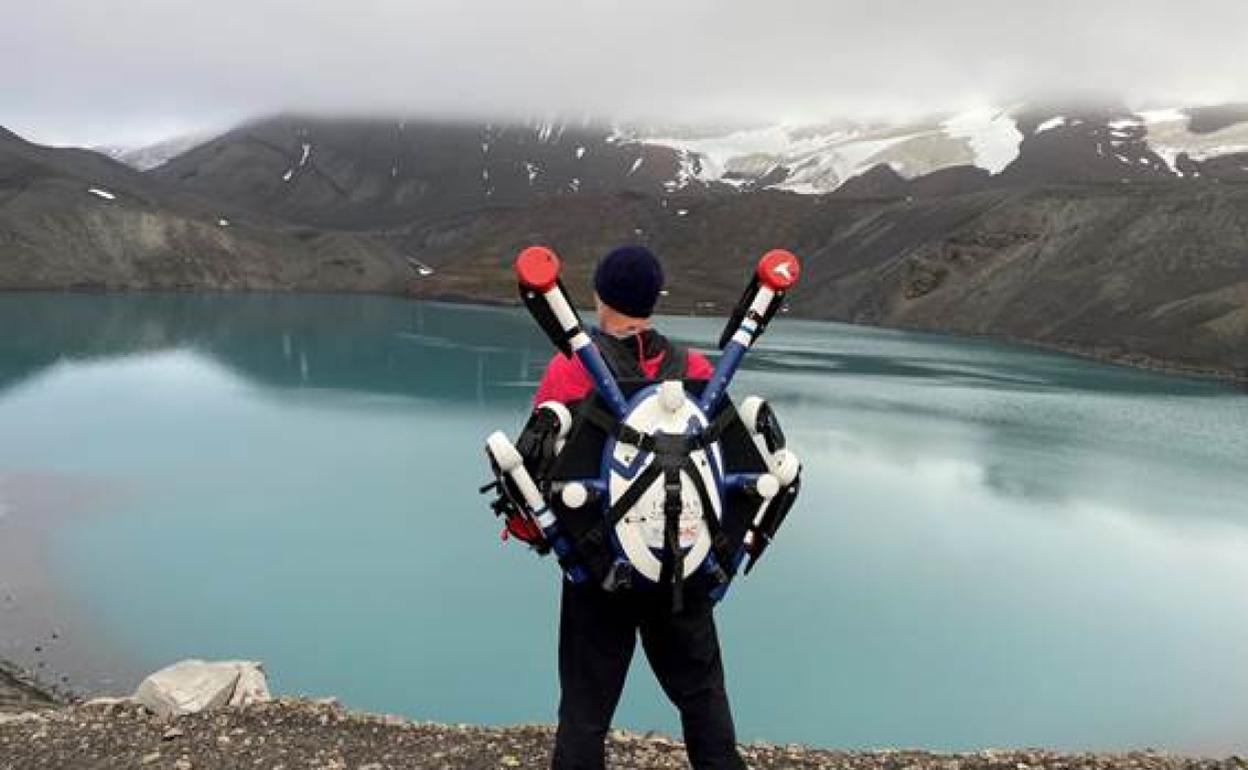 Un científico con un dron en la Antártida. 