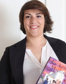 Imagen secundaria 2 - Arriba, imagen de la antigua escuela de Macharaviaya, destruida en la Guerra Civil; abajo a la izquierda, vista del casco urbano en la actualidad y a la derecha, la novelista Sofía Tarazón, con su obra. 