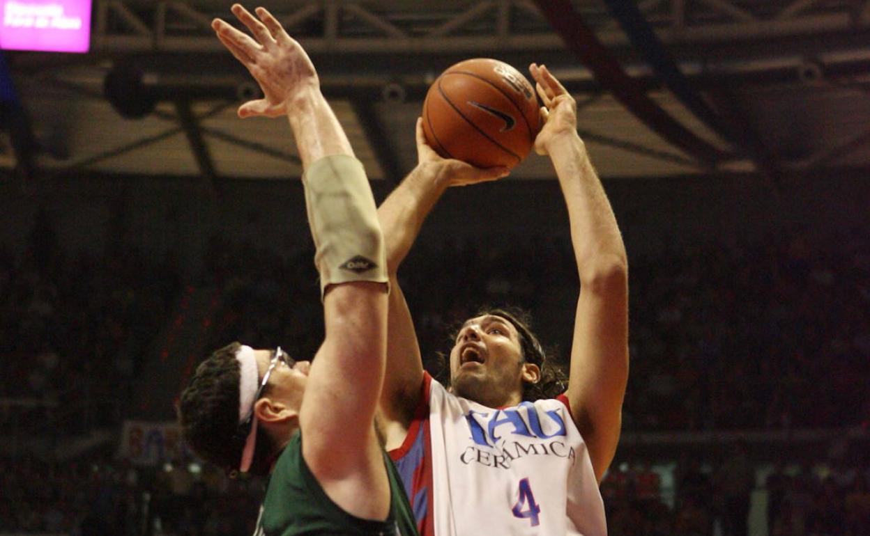 Santiago y Scola, peleando bajo tableros en la histórica final de la Liga 2005-06, que ganó el Unicaja. 