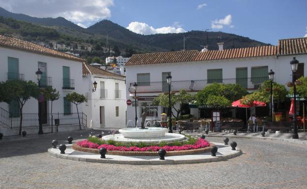 La Niña de Benalmádena preside esta plaza.