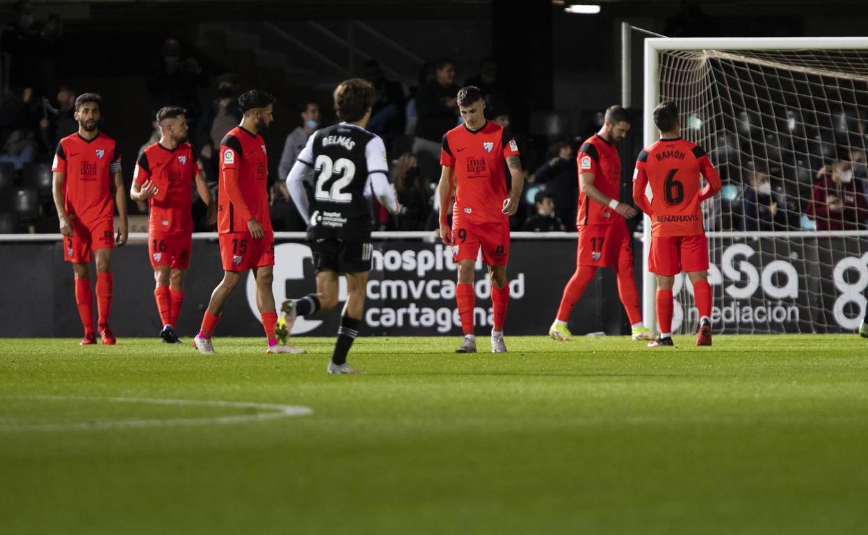 Los jugadores del Málaga, decepcionado tras encajar uno de los goles en Cartagonova. 