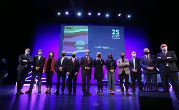 Representantes de administraciones y empresas patrocinadoras, con el alcalde, Vigar y la autora del cartel. 