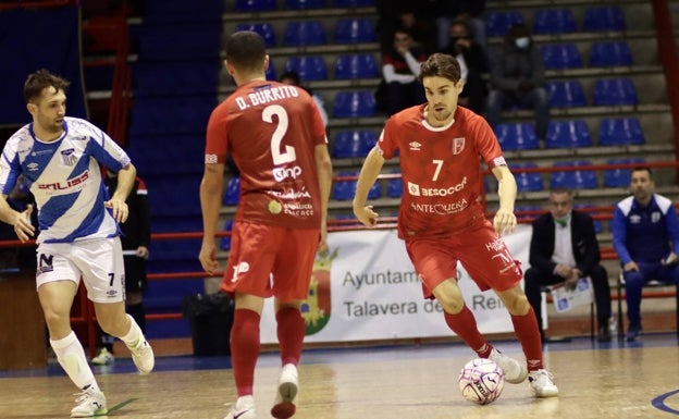 Alvarito conduce el balón en presencia de Burrito. 