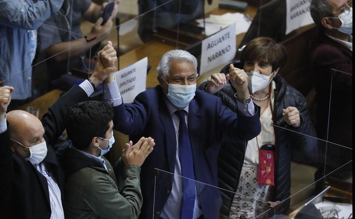 Naranjo, en el centro, muestra su alegría por el resultado de la votación en compañía de sus compañeros de la bancada socialista.