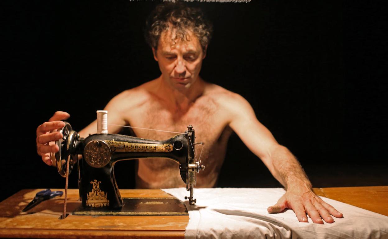 Manolo Alcántara, durante una escena de su espectáculo 'Déjà Vu', con el que llega al Teatro Cánovas este sábado y domingo. 