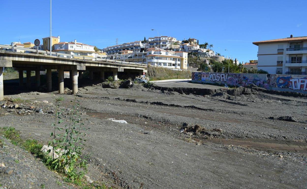 La propuesta de ambos consistorios pasa por situar el límite en mitad del arroyo de Totalán. 