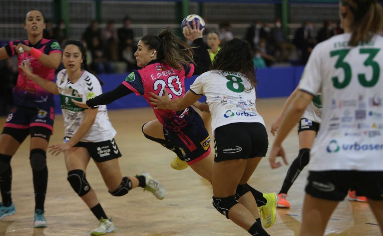 Espe lanza a portería durante el partido ante el Elche.