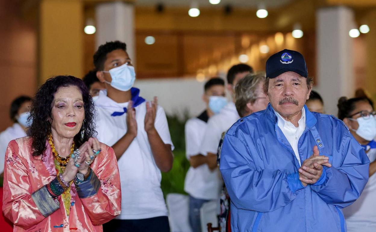 Daniel Ortega y su esposa, en un acto público.