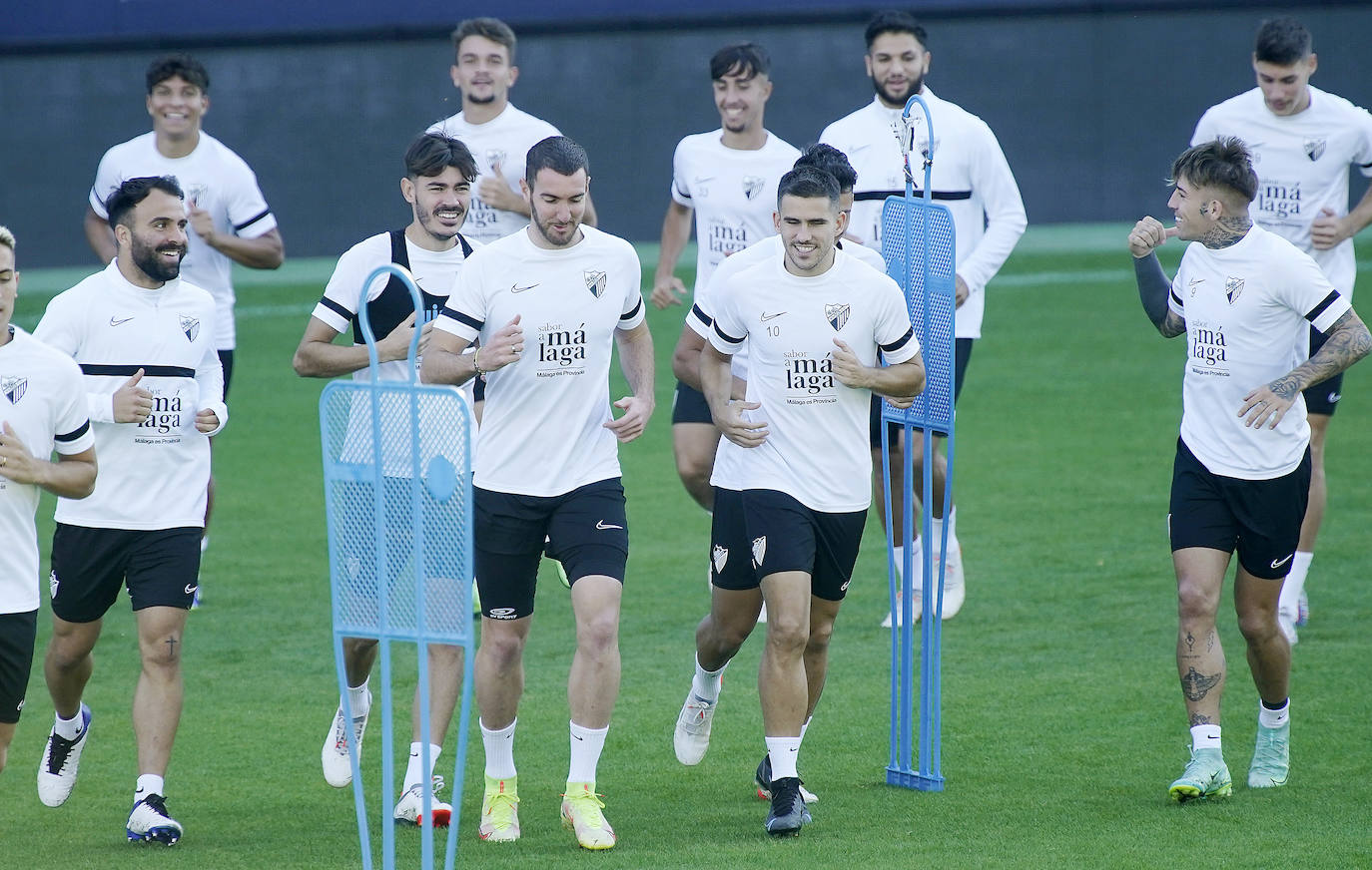 El equipo blanquiazul dirigido por el entrenador José Alberto López regresó al trabajo tras dos días de descanso con la intención de olvidar la derrota contra el Cartagena y centrar sus energías en ganar en casa contra el Tenerife en La Rosaleda. Surgieron múltiples novedades en cuanto altas y bajas, donde destacó la integración de Hicham tras lesión, y la ausencia de Paulino, Kevin y Escassi por prevención. El director deportivo, Manolo Gaspar, estuvo arropando al vestuario.