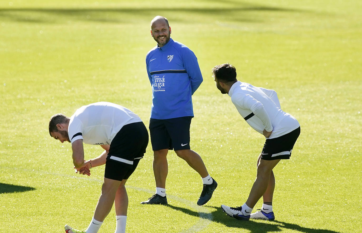 El equipo blanquiazul dirigido por el entrenador José Alberto López regresó al trabajo tras dos días de descanso con la intención de olvidar la derrota contra el Cartagena y centrar sus energías en ganar en casa contra el Tenerife en La Rosaleda. Surgieron múltiples novedades en cuanto altas y bajas, donde destacó la integración de Hicham tras lesión, y la ausencia de Paulino, Kevin y Escassi por prevención. El director deportivo, Manolo Gaspar, estuvo arropando al vestuario.