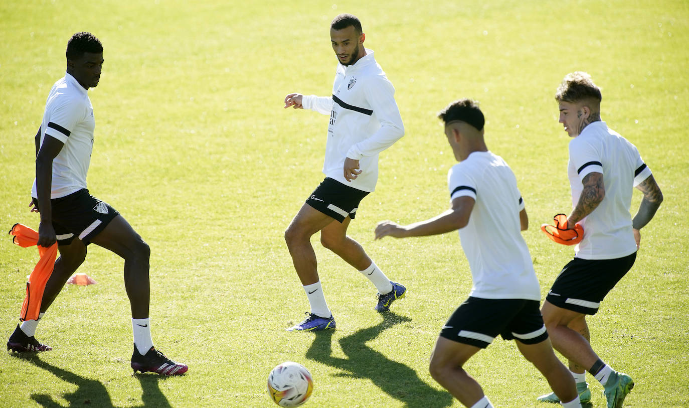 El equipo blanquiazul dirigido por el entrenador José Alberto López regresó al trabajo tras dos días de descanso con la intención de olvidar la derrota contra el Cartagena y centrar sus energías en ganar en casa contra el Tenerife en La Rosaleda. Surgieron múltiples novedades en cuanto altas y bajas, donde destacó la integración de Hicham tras lesión, y la ausencia de Paulino, Kevin y Escassi por prevención. El director deportivo, Manolo Gaspar, estuvo arropando al vestuario.